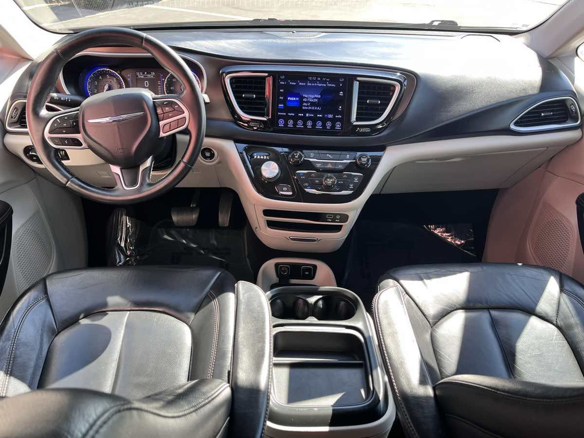 Used 2017 Chrysler Pacifica Touring-L FWD image 8
