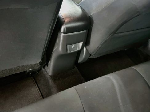 Used 2025 Nissan Versa SV FWD image 27