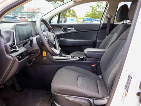 Used 2025 Kia Sportage LX FWD image 7