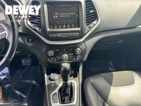 Used 2018 Jeep Cherokee Trailhawk w/ Cold Weather Group AWD/4WD image 16