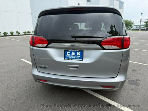 Used 2020 Chrysler Voyager L FWD image 4