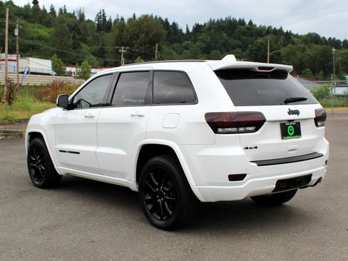 Used 2017 Jeep Grand Cherokee Altitude AWD/4WD image 5