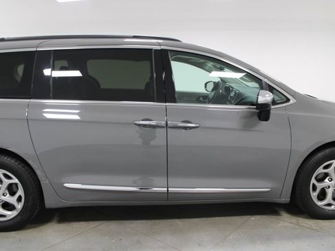 Used 2023 Chrysler Pacifica Limited FWD image 11