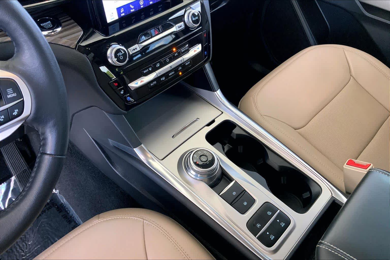 Used 2024 Ford Explorer Limited w/ Limited Technology Package RWD image 17