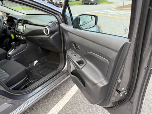 Used 2022 Nissan Versa S FWD image 9