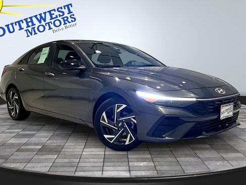 Used 2025 Hyundai Elantra Sport FWD image 3