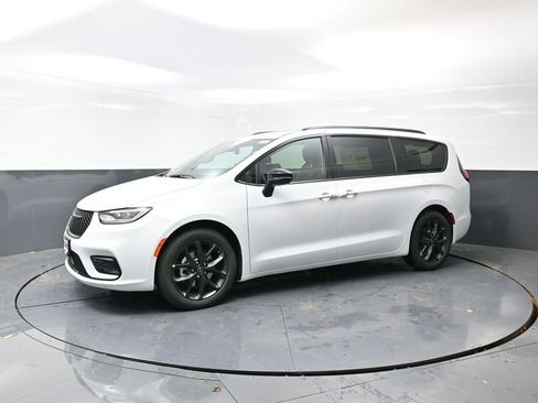 New 2026 Chrysler Pacifica Limited w/ S Appearance Package image 10