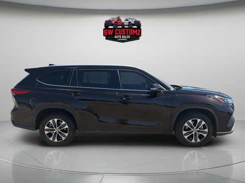 Used 2022 Toyota Highlander XLE FWD image 8