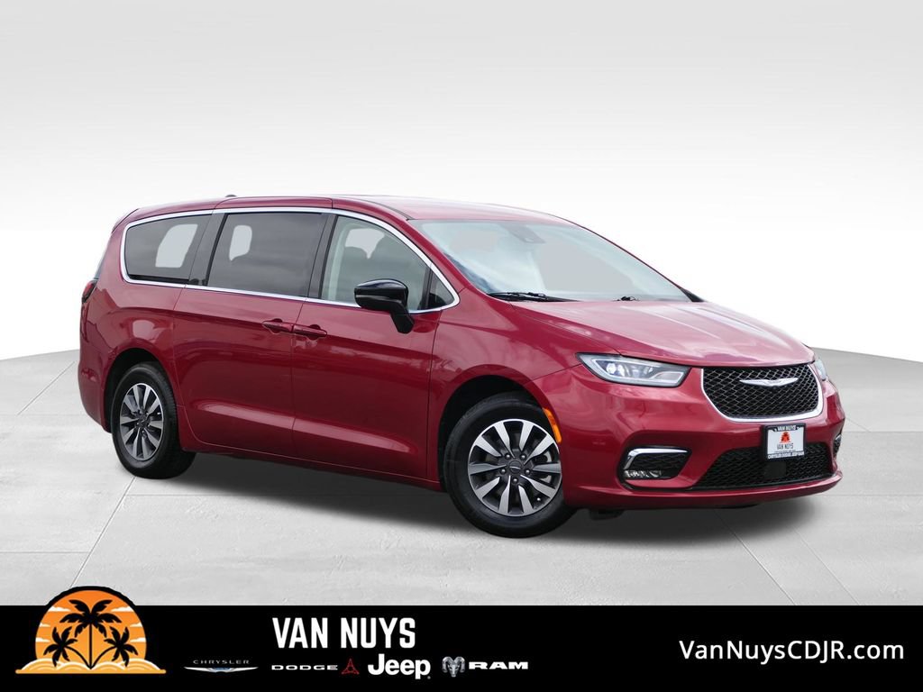 Used 2024 Chrysler Pacifica Limited FWD image 1