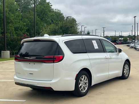 Used 2022 Chrysler Pacifica Touring-L FWD image 12