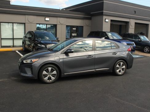 Used 2018 Hyundai Ioniq Plug-In Hybrid FWD image 2