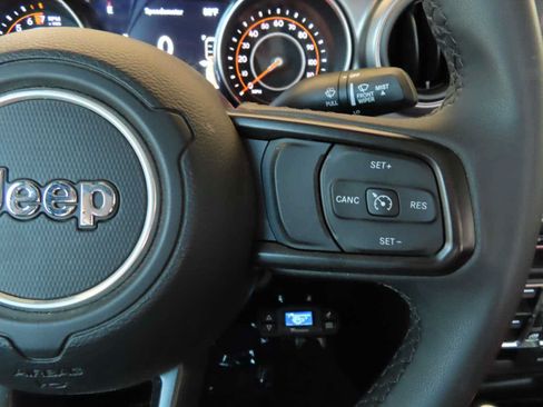 Used 2023 Jeep Gladiator Sport AWD/4WD image 19
