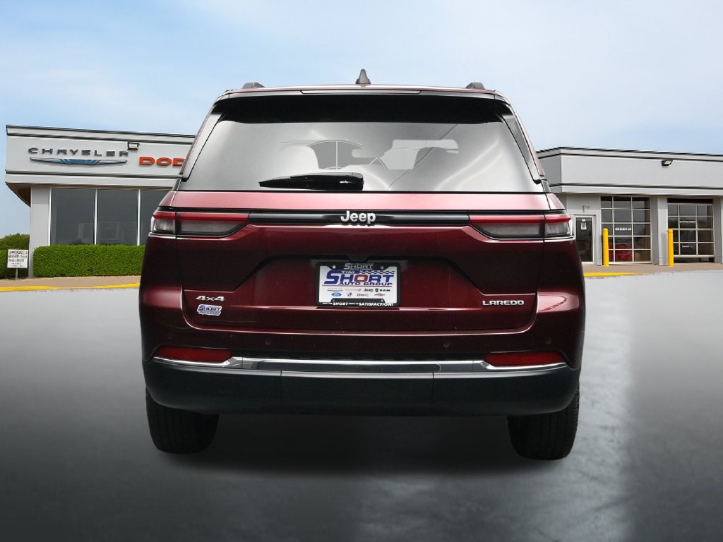 Used 2025 Jeep Grand Cherokee Laredo w/ Luxury Tech Group I AWD/4WD image 4