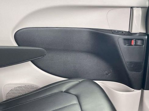 Used 2024 Chrysler Pacifica Touring-L image 21