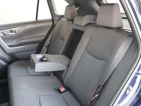 Used 2025 Toyota RAV4 SE image 9