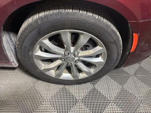 Used 2018 Chrysler 300 Limited w/ Safetytec Plus Group image 46