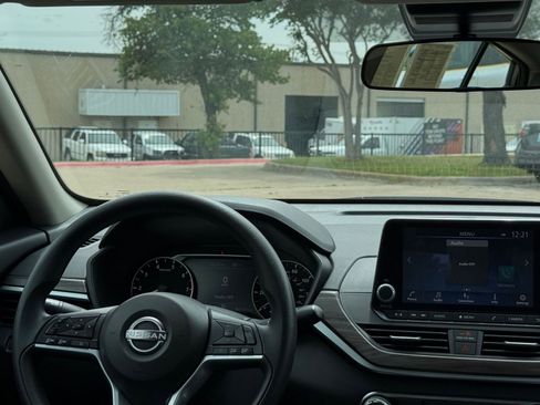 Used 2025 Nissan Altima 2.5 SV FWD image 34