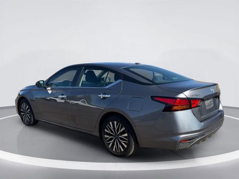 Used 2024 Nissan Altima 2.5 SV FWD image 3