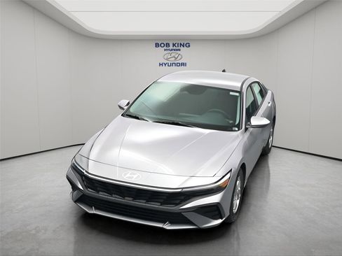 New 2026 Hyundai Elantra SE FWD image 17