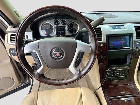 Used 2014 Cadillac Escalade Luxury AWD/4WD image 11