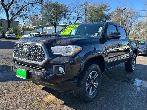 Used 2019 Toyota Tacoma TRD Sport image 3