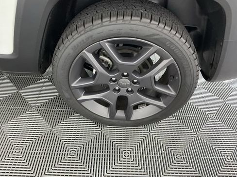 Used 2021 Jeep Renegade Latitude AWD/4WD image 17