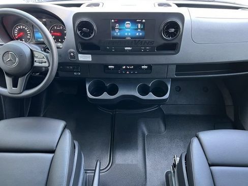 Used 2022 Mercedes-Benz Sprinter 2500 image 35