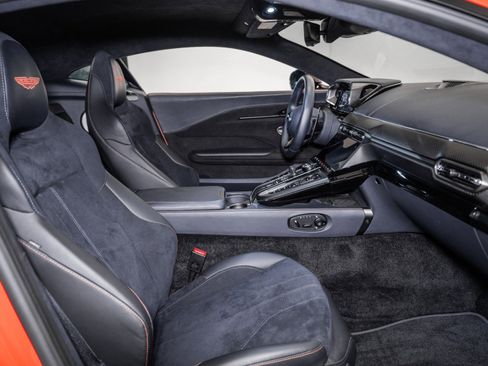 Used 2025 Aston Martin V8 Vantage Coupe image 14