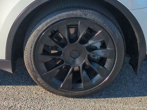 Used 2023 Tesla Model Y Long Range image 31