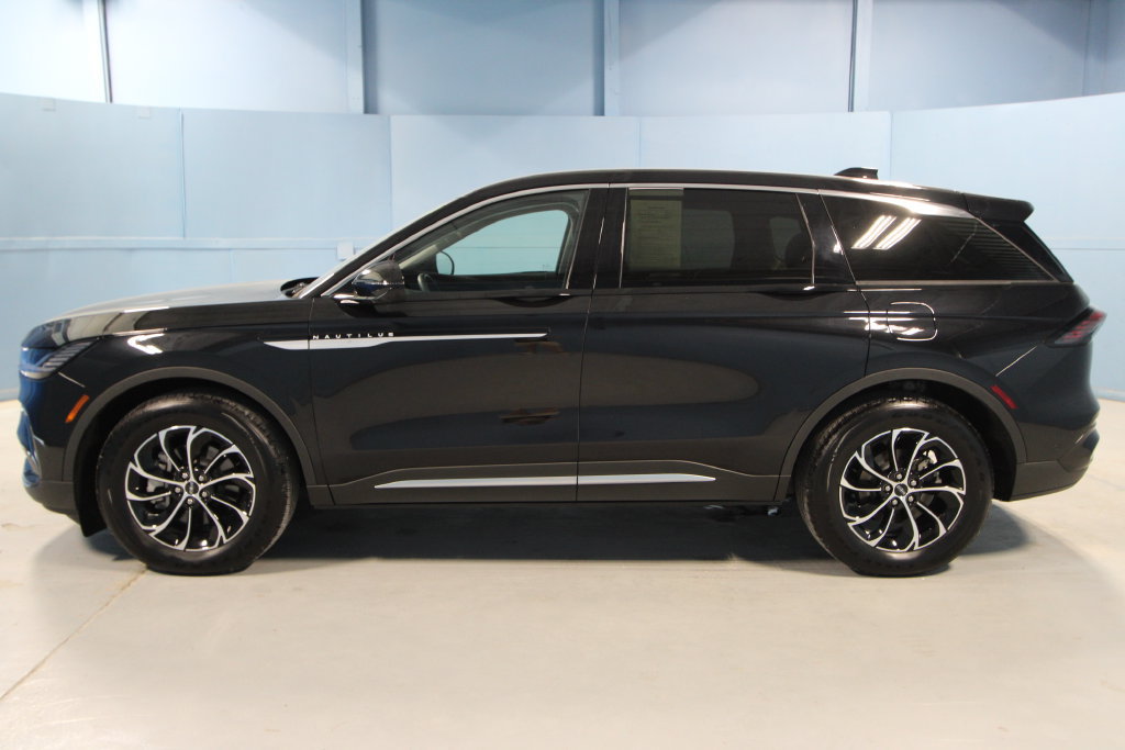 Used 2024 Lincoln Nautilus Premier AWD/4WD image 30