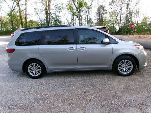 Used 2016 Toyota Sienna XLE w/ XLE Navigation Package image 8