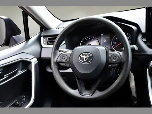 Used 2021 Toyota RAV4 LE AWD/4WD image 16