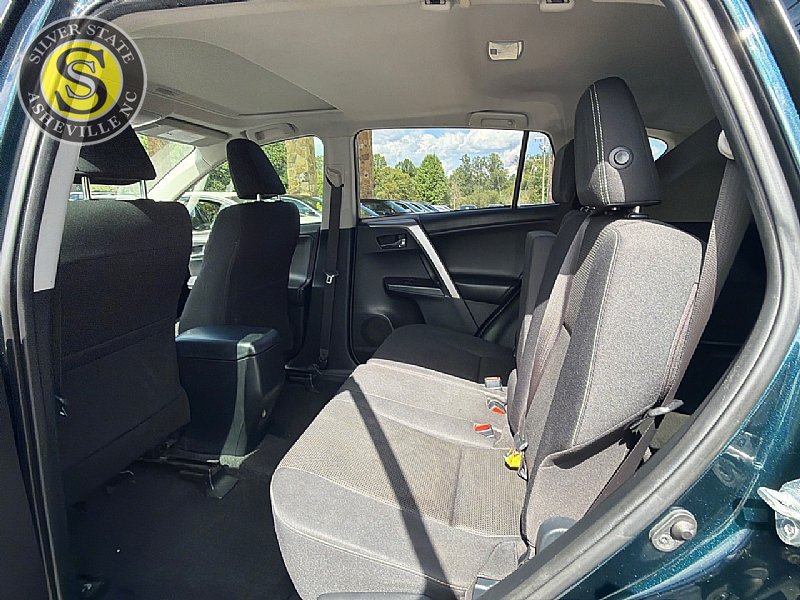 Used 2018 Toyota RAV4 XLE FWD image 12