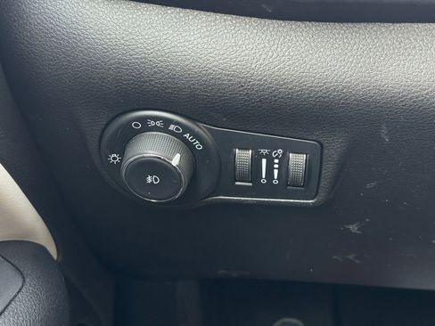 Used 2025 Jeep Compass Limited image 32