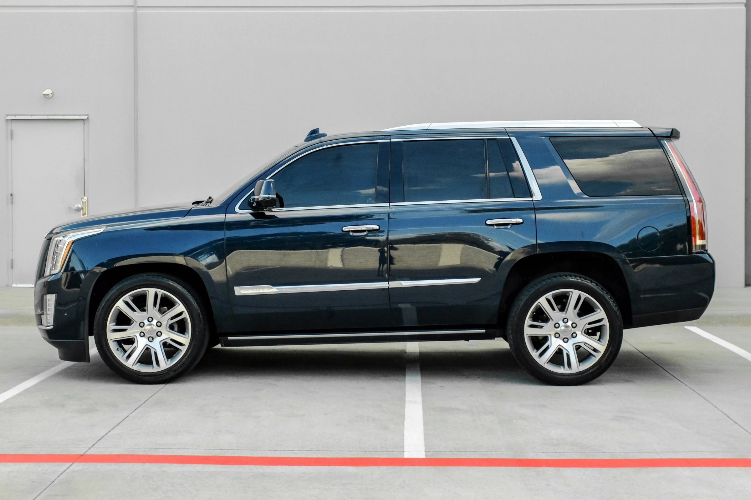 Used 2017 Cadillac Escalade Premium Luxury AWD/4WD image 17