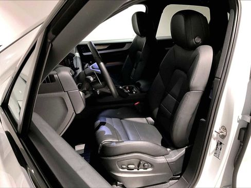 Used 2025 Porsche Cayenne image 8