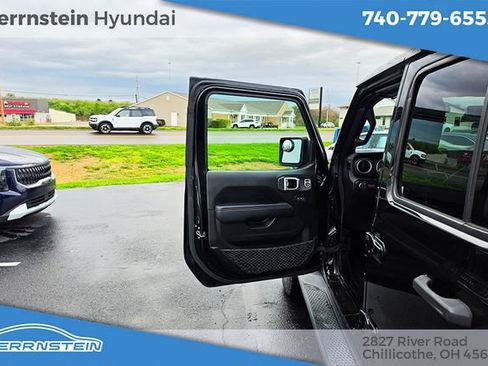 Used 2020 Jeep Gladiator Overland AWD/4WD image 14