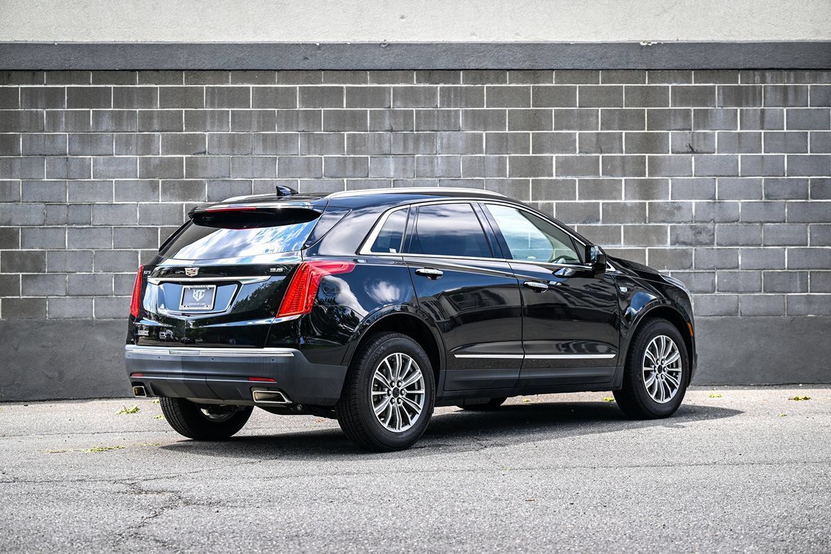Used 2018 Cadillac XT5 Luxury w/ Driver Awareness Package FWD image 3