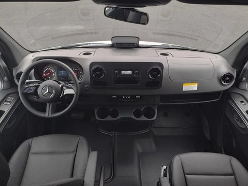 Used 2025 Mercedes-Benz Sprinter 2500 image 15