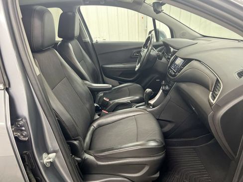 Used 2020 Chevrolet Trax LT w/ Sun & Sound Package FWD image 22