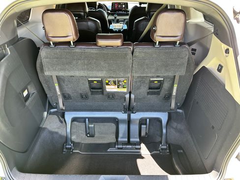 Used 2021 Toyota Sienna Platinum FWD image 28