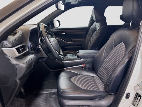 Used 2022 Toyota Highlander XSE FWD image 18