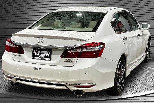 Used 2017 Honda Accord Touring image 6