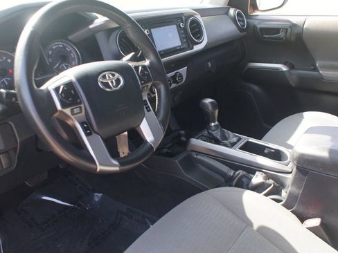 Used 2018 Toyota Tacoma SR5 AWD/4WD image 12