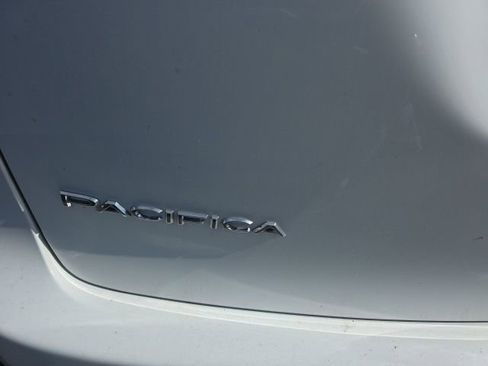 Used 2025 Chrysler Pacifica Select w/ Uconnect Theater Family Group image 32