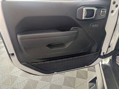 Used 2023 Jeep Gladiator Willys AWD/4WD image 10