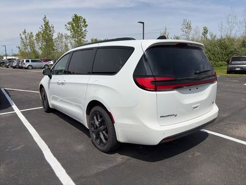 Used 2023 Chrysler Pacifica Touring-L w/ Uconnect Theater Family Group AWD/4WD image 9