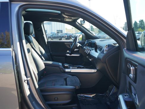 Used 2021 Mercedes-Benz GLB 250 4MATIC image 11