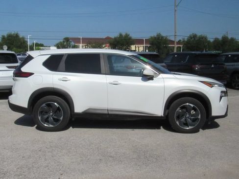 Used 2024 Nissan Rogue SV AWD/4WD image 4