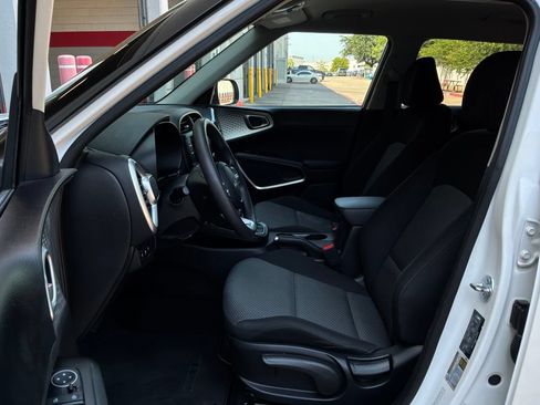 Used 2025 Kia Soul LX w/ LX Technology Package FWD image 10